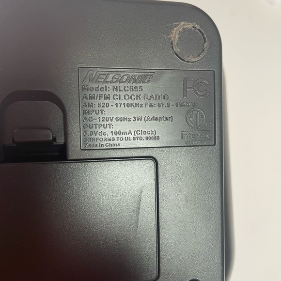 Nelsonic AM/FM Digital Tuning Clock Radio, NLC695 - Picture 5 of 9